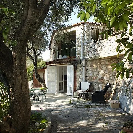 Little Pearl Nyaraló *