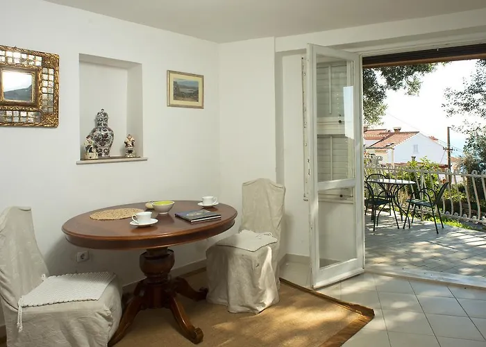 Little Pearl Nyaraló