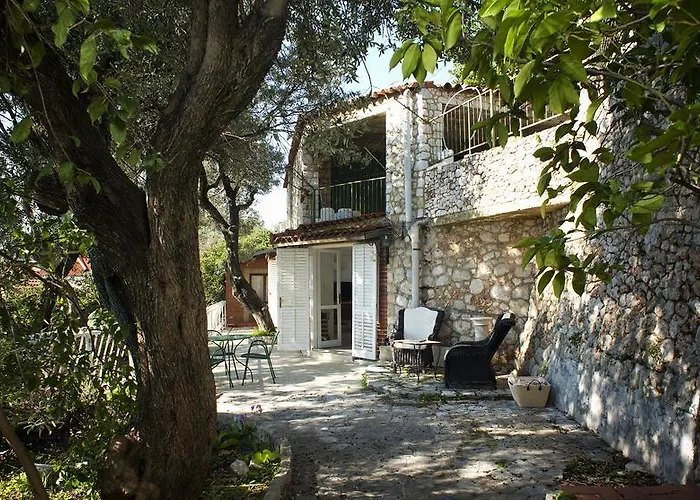 Little Pearl Nyaraló *